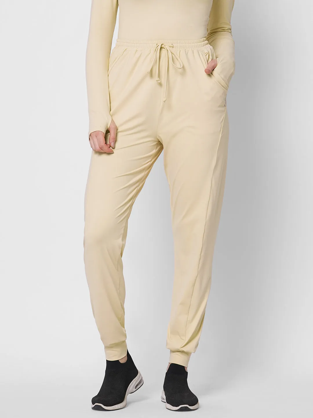 Fitkin women cream high waist jogger with side pockets