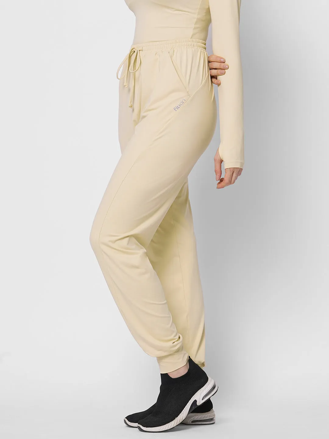 Fitkin women cream high waist jogger with side pockets