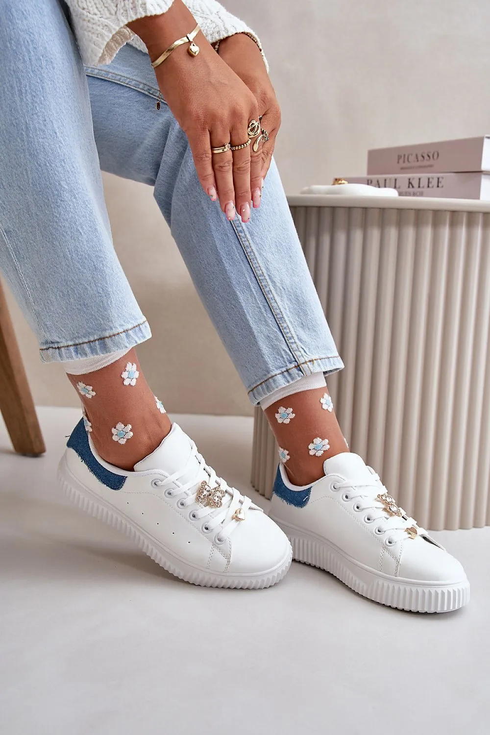 Low sneakers with cute badges