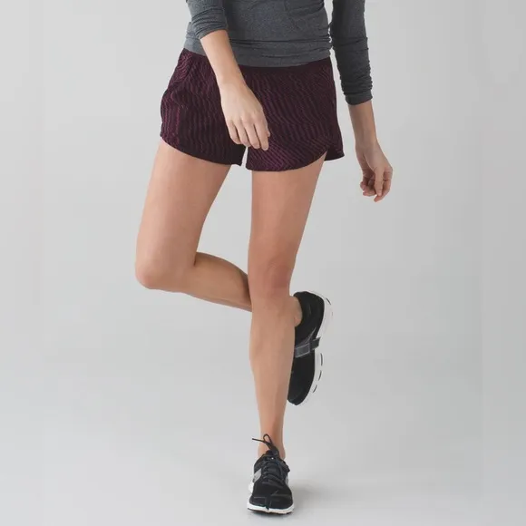 Lululemon Tracker Short III in Shifted Horizon Red Grape Black Size 10