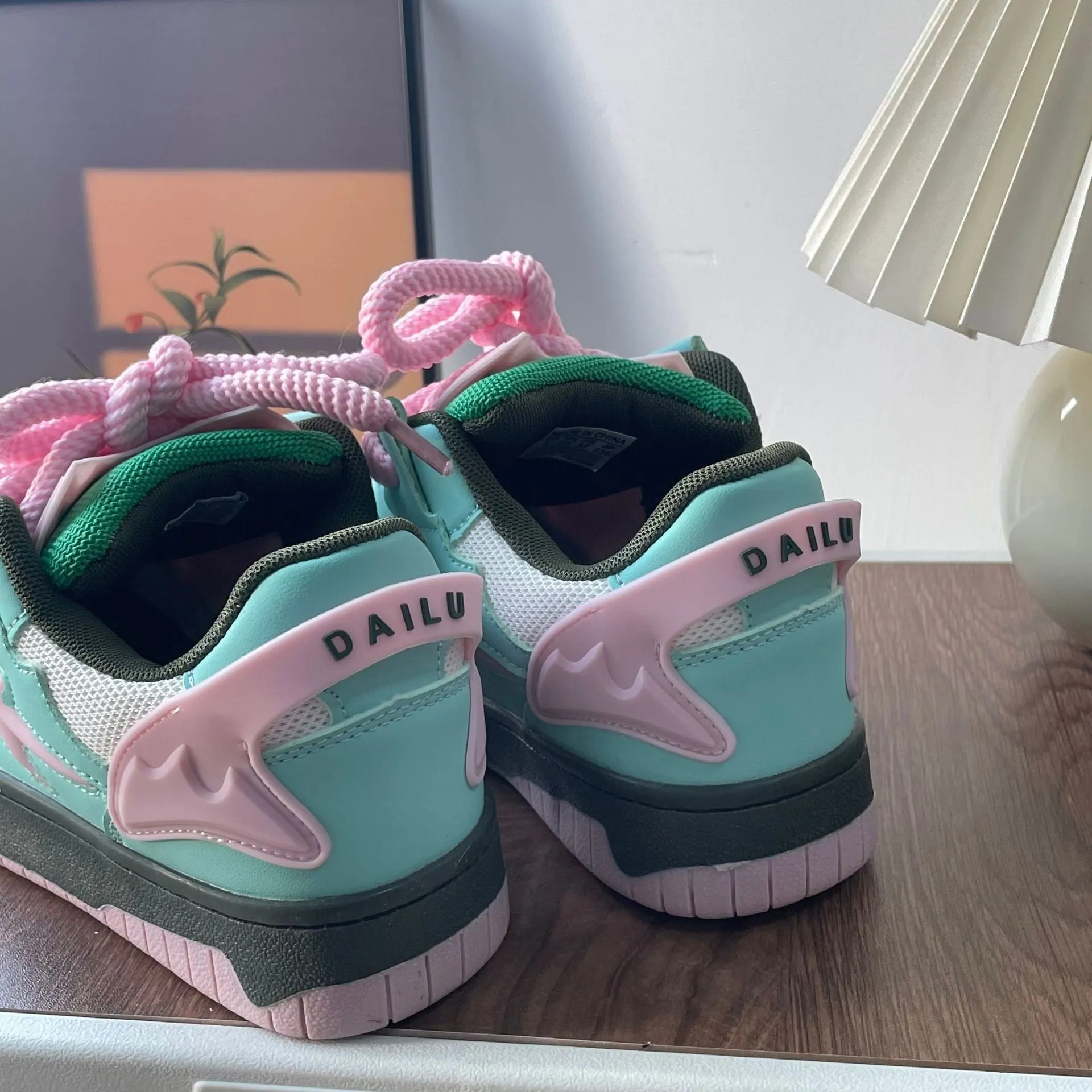 Men And Women Distressed Sneaker