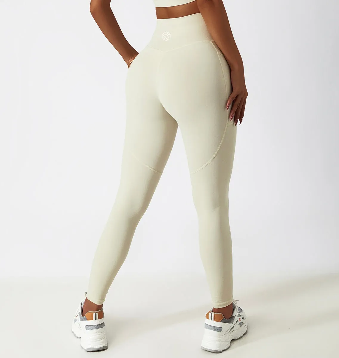 Performance Active meets Elegance Tights in Vanilla
