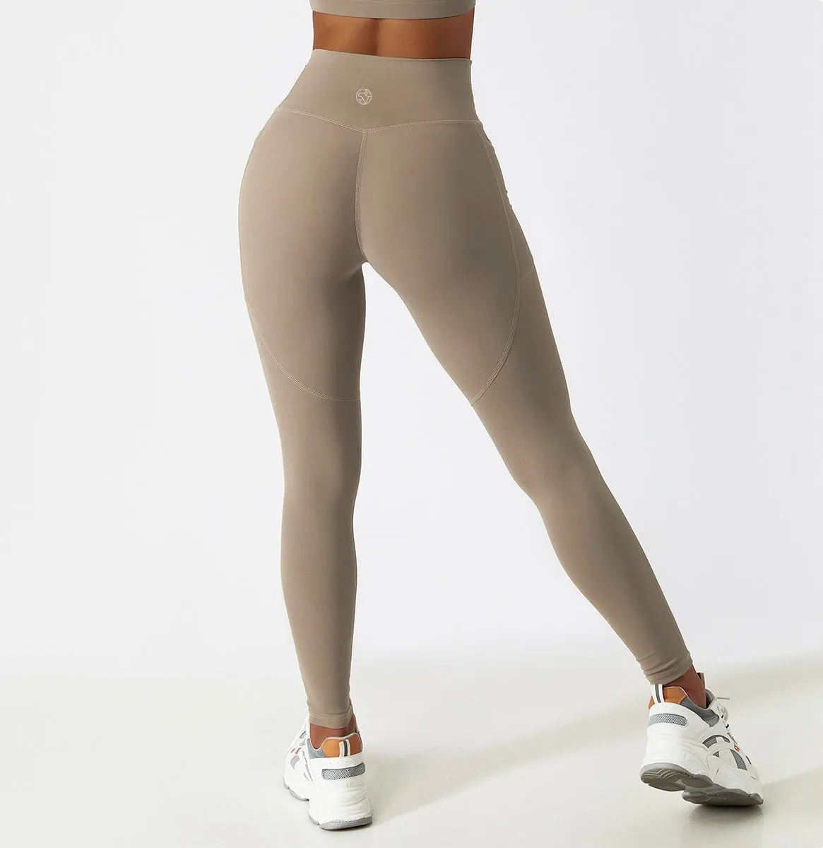 Performance meet Active Elegance Tights in Beige