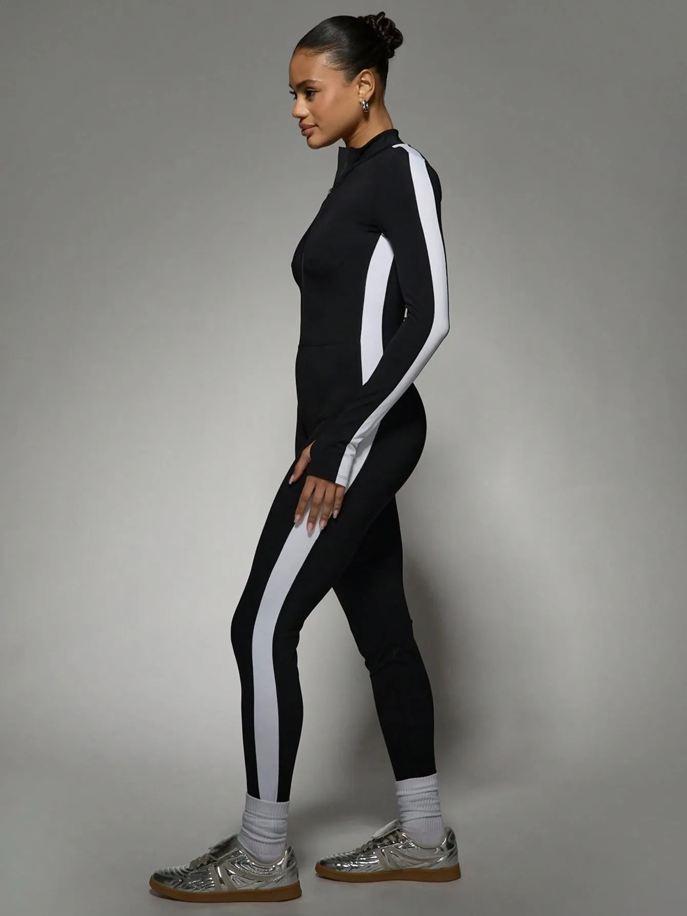 Sleek Long-Sleeve High-Neck Zip Jumpsuit – Sporty & Chic Style