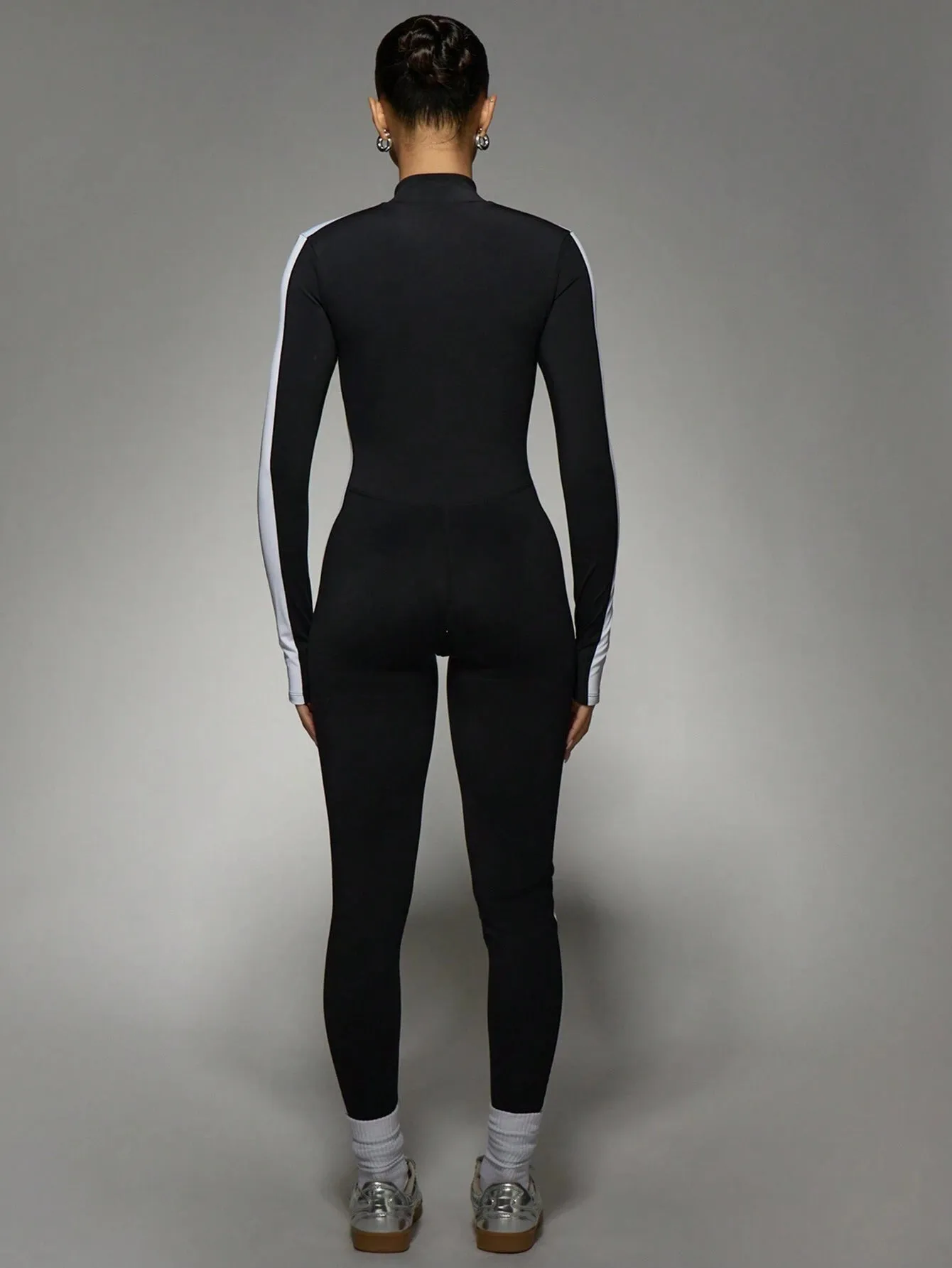 Sleek Long-Sleeve High-Neck Zip Jumpsuit – Sporty & Chic Style