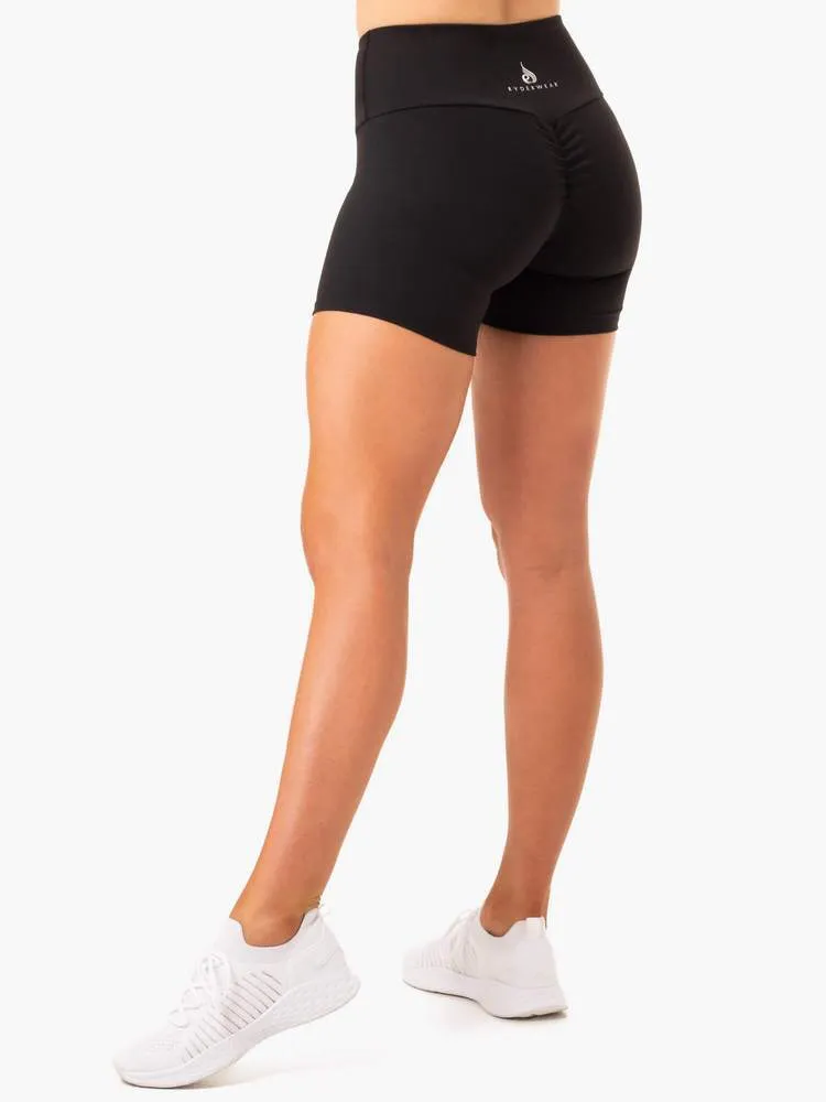 STAPLES SCRUNCH BUM MID LENGTH SHORTS - BLACK