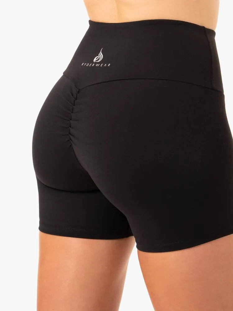 STAPLES SCRUNCH BUM MID LENGTH SHORTS - BLACK