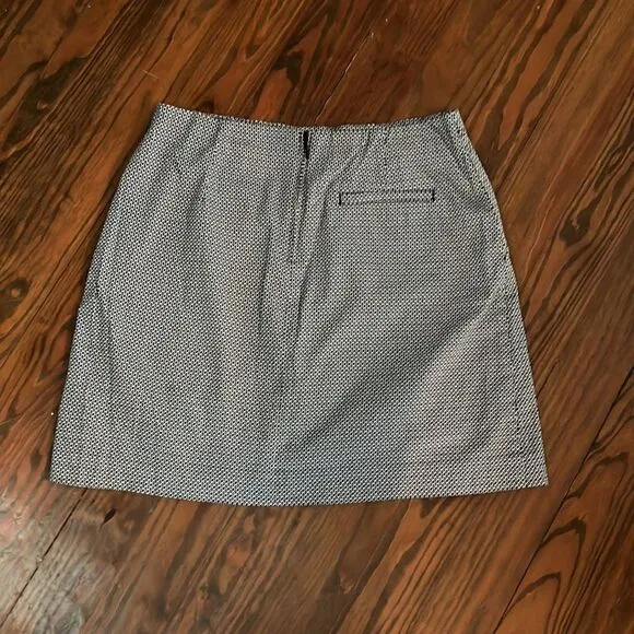 Tail Activewear SKORT. Two front pockets and one back pocket. Zip up.